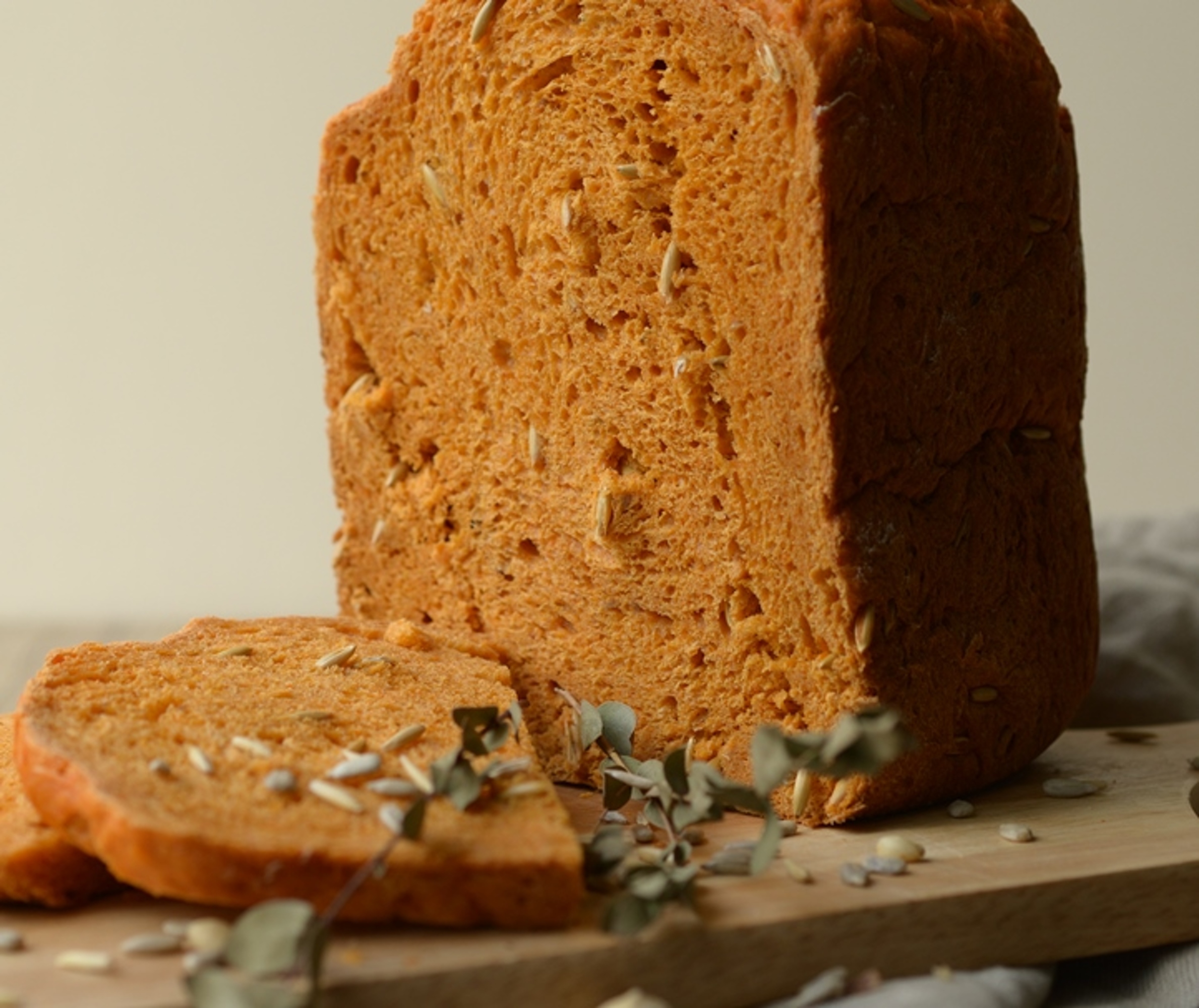 Рецепт по приготовлению богатырского хлеба с рожью в хлебопечке.